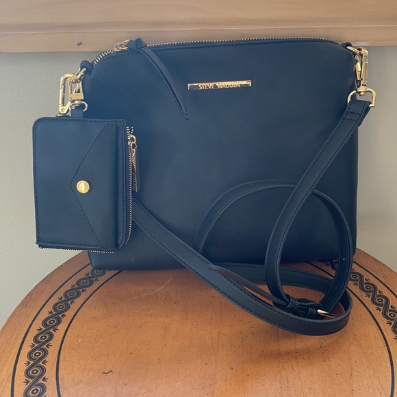 STEVE MADDEN PURSE, CROSSOVER, Zipper and matching wallet. 9”h x11”w. - Picture 3 of 10